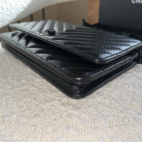 New Authentic Chanel So Black Reissue 2.55 Chevron WOC Wallet on Chain - Picture 7 of 11